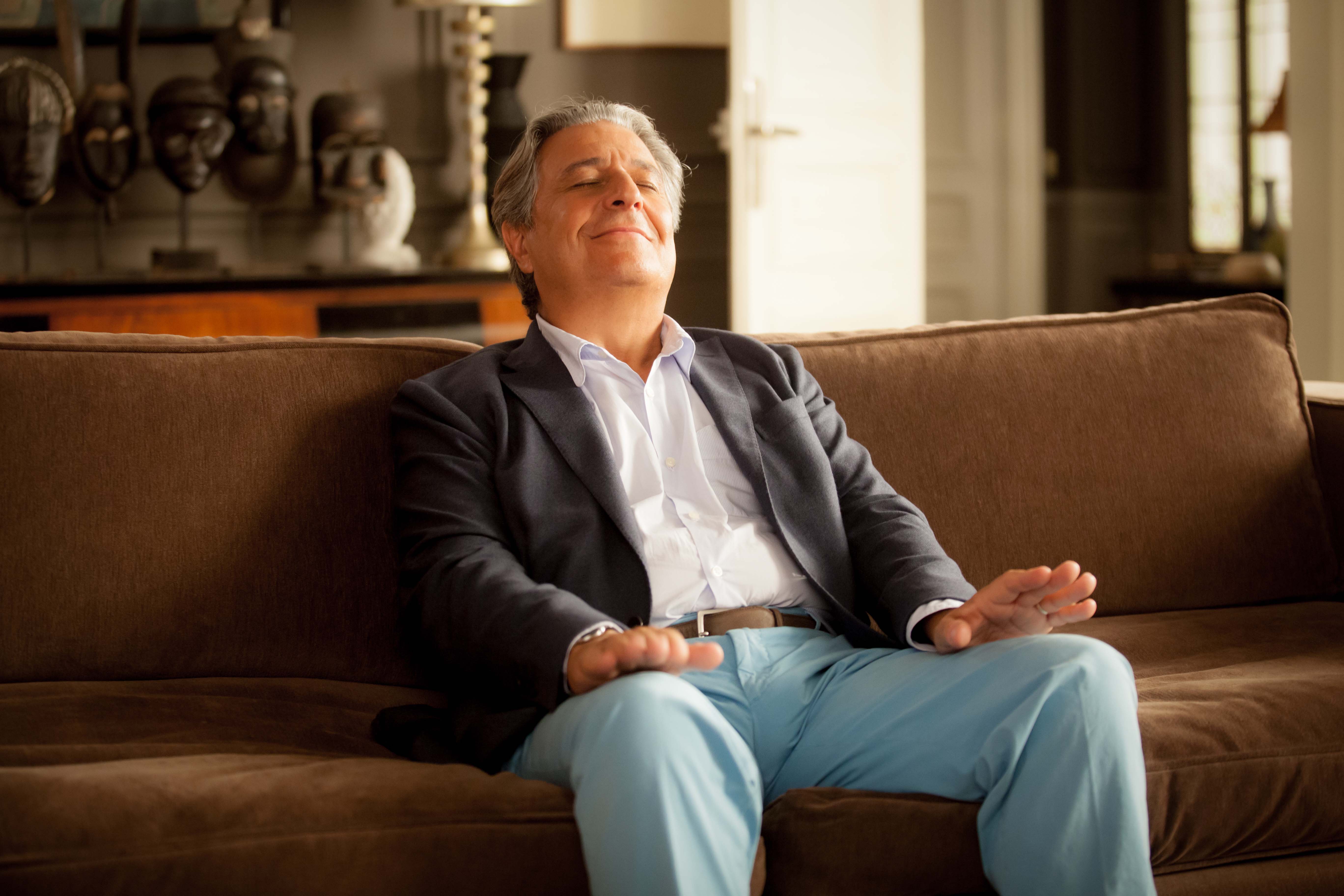 Une heure de tranquillité, un film de Patrice Leconte, scénario de Florian Zeller, avec Christian Clavier (Michel), Carole Bouquet (Nathalie), Valérie Bonneton  (Elsa), Rossy de Palma (Maria), Stéphane de Groot (Pavel), Sébastien Castro (Sébastien),