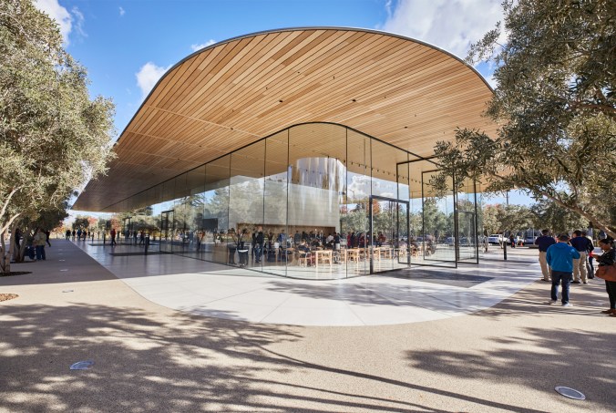 10-ApplePark_VisitorCenter_opening-entrance_20171117